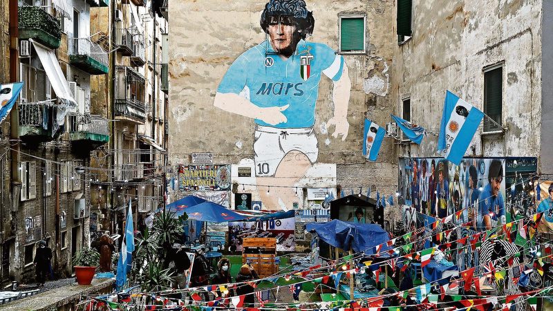 Với câu lạc bộ Napoli, Maradona như một vị thánh Với câu lạc bộ Napoli, Maradona như một vị thánh